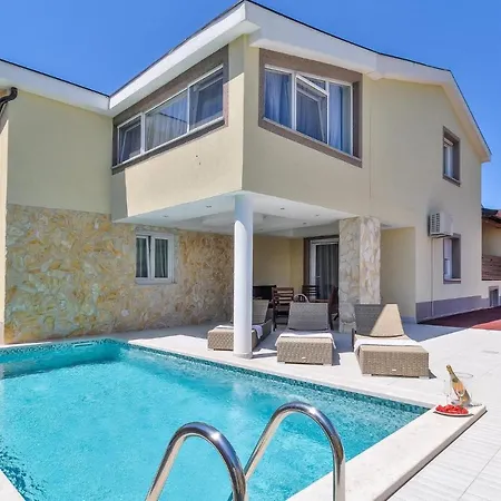 Amazing In W/ Outdoor Swimming Pool, Wifi&4 Bedrooms Vakantiehuis