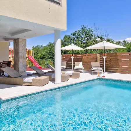 Cozy In With Outdoor Swimming Pool Kastel