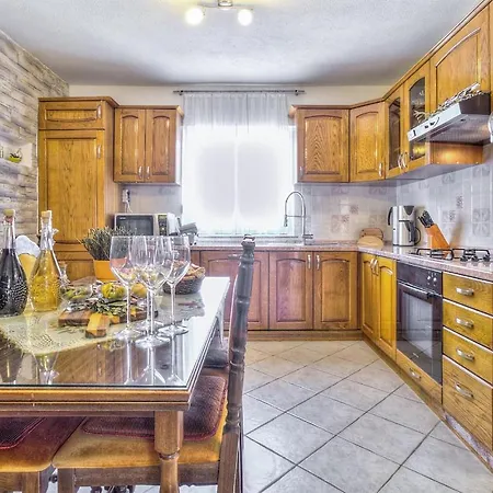 Amazing In W/ Outdoor Swimming Pool, Wifi&4 Bedrooms Vakantiehuis Kaštel
