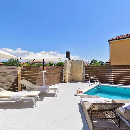 Cozy In With Outdoor Swimming Pool *
