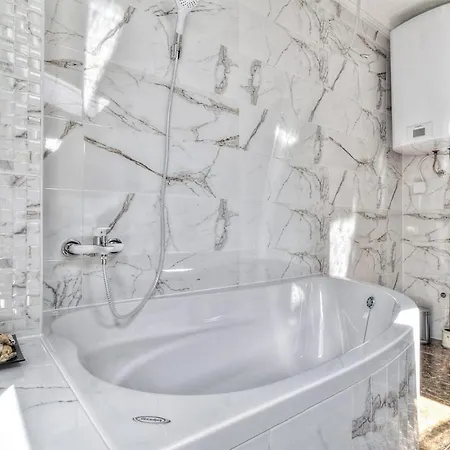 Vakantiehuis Amazing In W/ Outdoor Swimming Pool, Wifi&4 Bedrooms