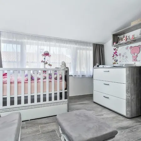 Amazing In W/ Outdoor Swimming Pool, Wifi&4 Bedrooms Vakantiehuis