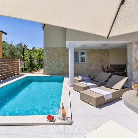 Дом отдыха Cozy In With Outdoor Swimming Pool
