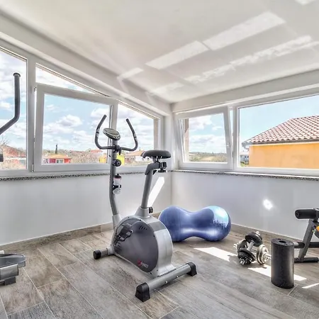 Amazing In W/ Outdoor Swimming Pool, Wifi&4 Bedrooms *