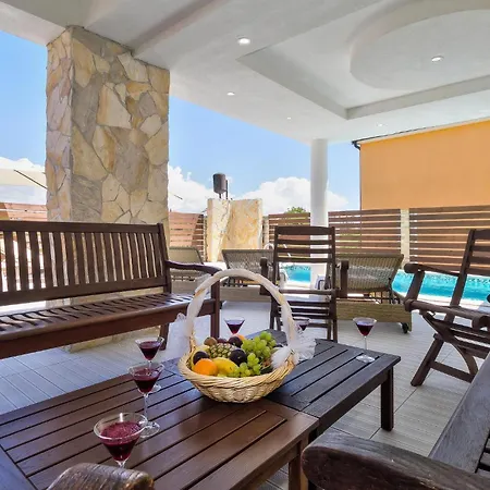 Дом отдыха Cozy In With Outdoor Swimming Pool