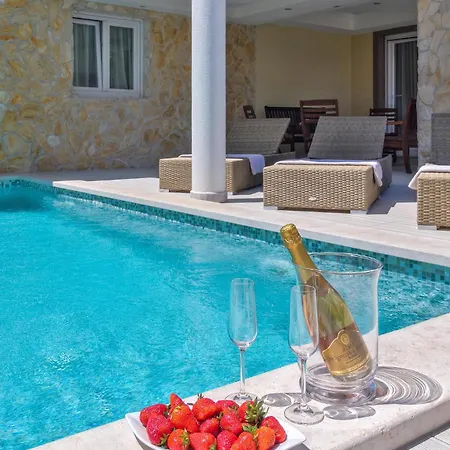 Cozy In With Outdoor Swimming Pool *