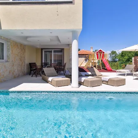 Cozy In With Outdoor Swimming Pool Дом отдыха