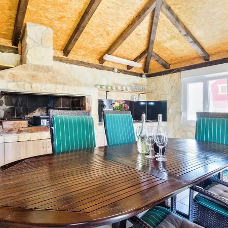 Feriehus Lovely Home In Kastel