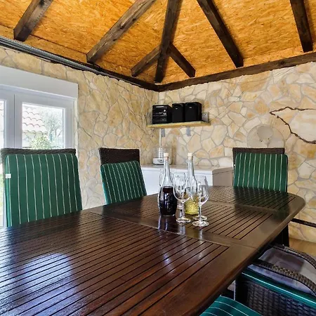 Feriehus Lovely Home In Kastel *